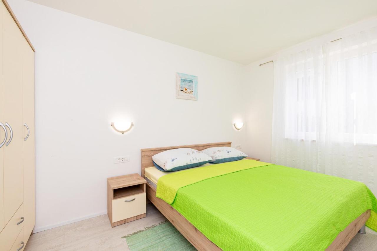 Apartman Ivona U Prizemlju Malinska Exterior photo