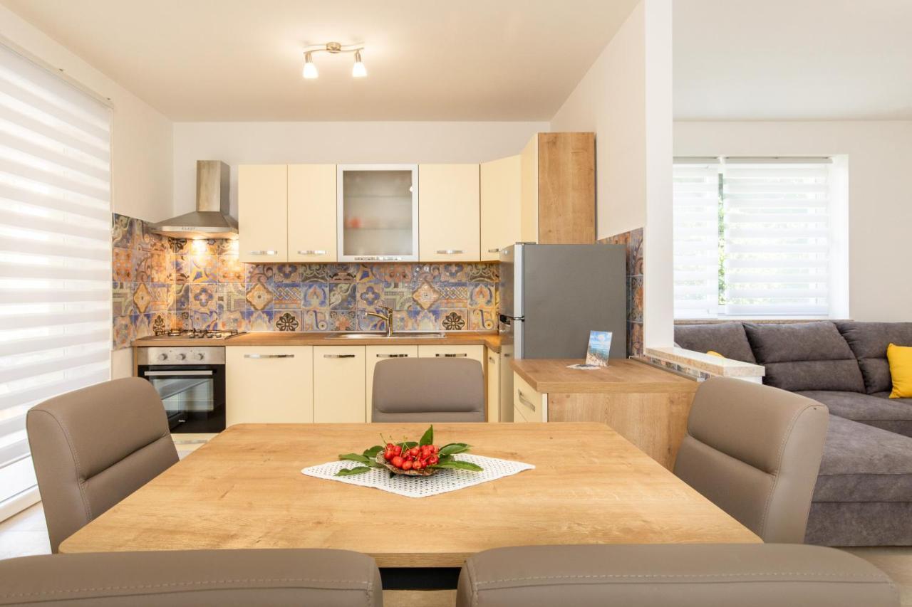 Apartman Ivona U Prizemlju Malinska Exterior photo